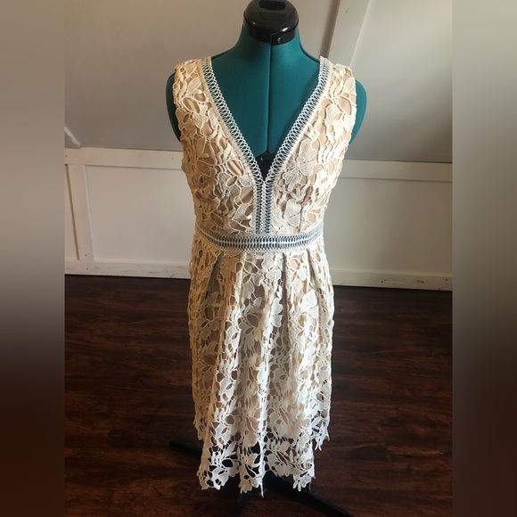 🧺Romeo & Juliet Couture White and Nude Lace V-Neck Formal Dress, NWT, size M - Picture 2 of 6